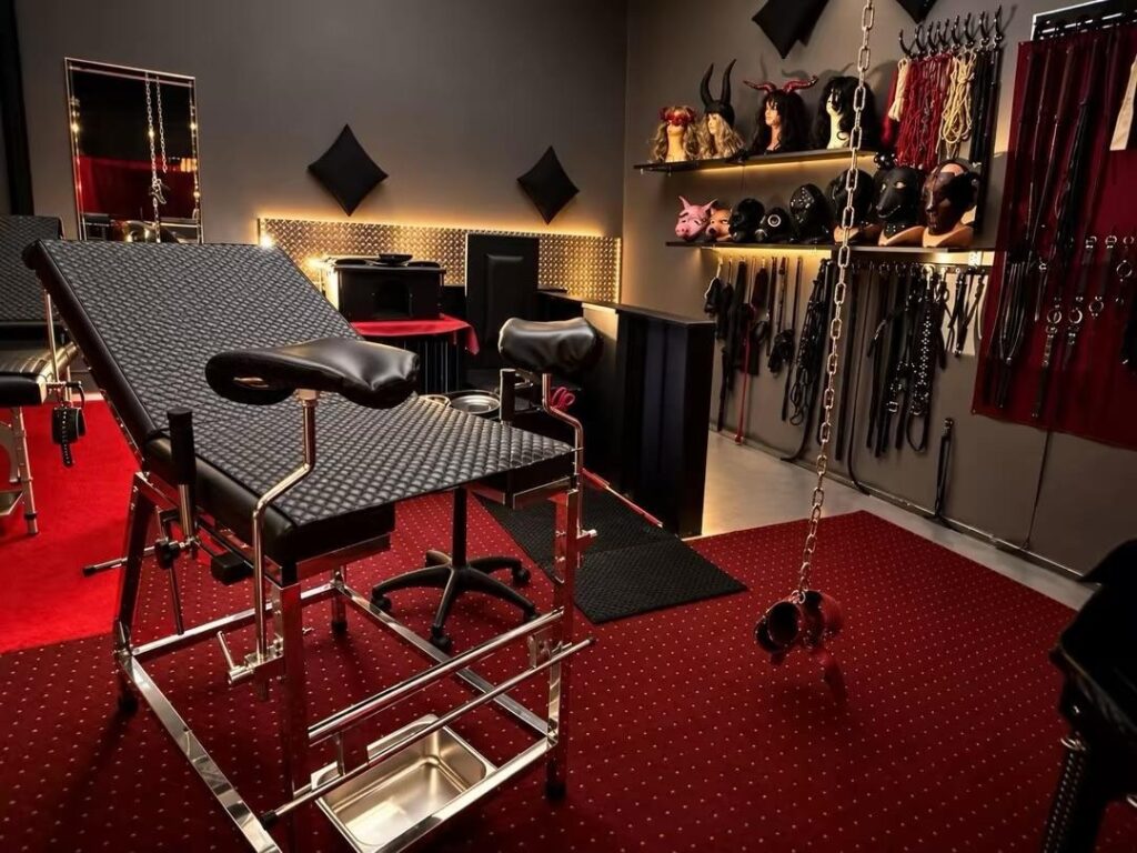Domina Vicky