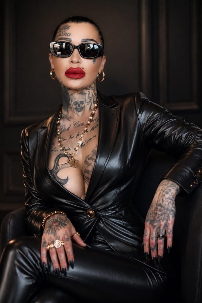 Domina Vicky