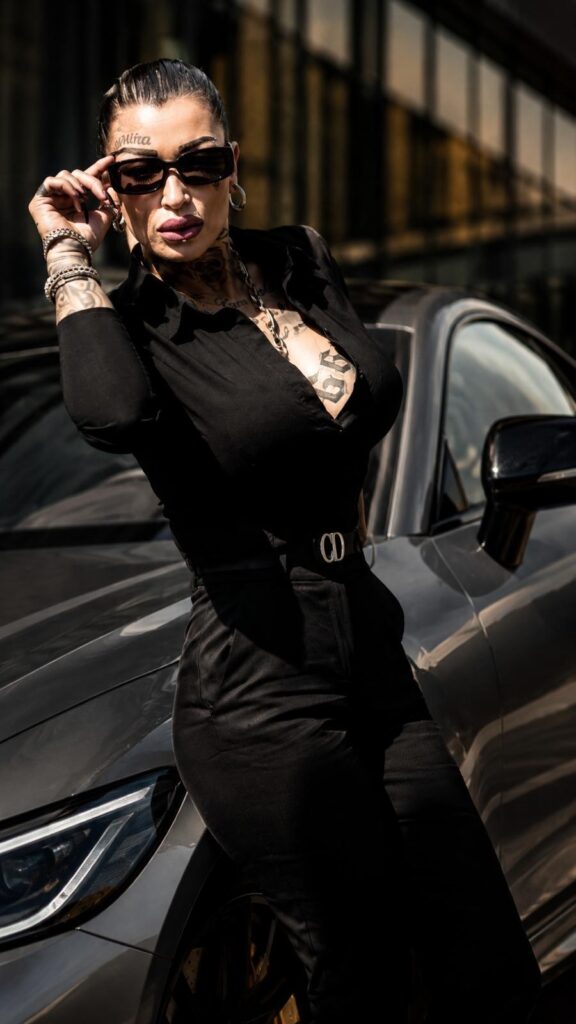 Domina Vicky